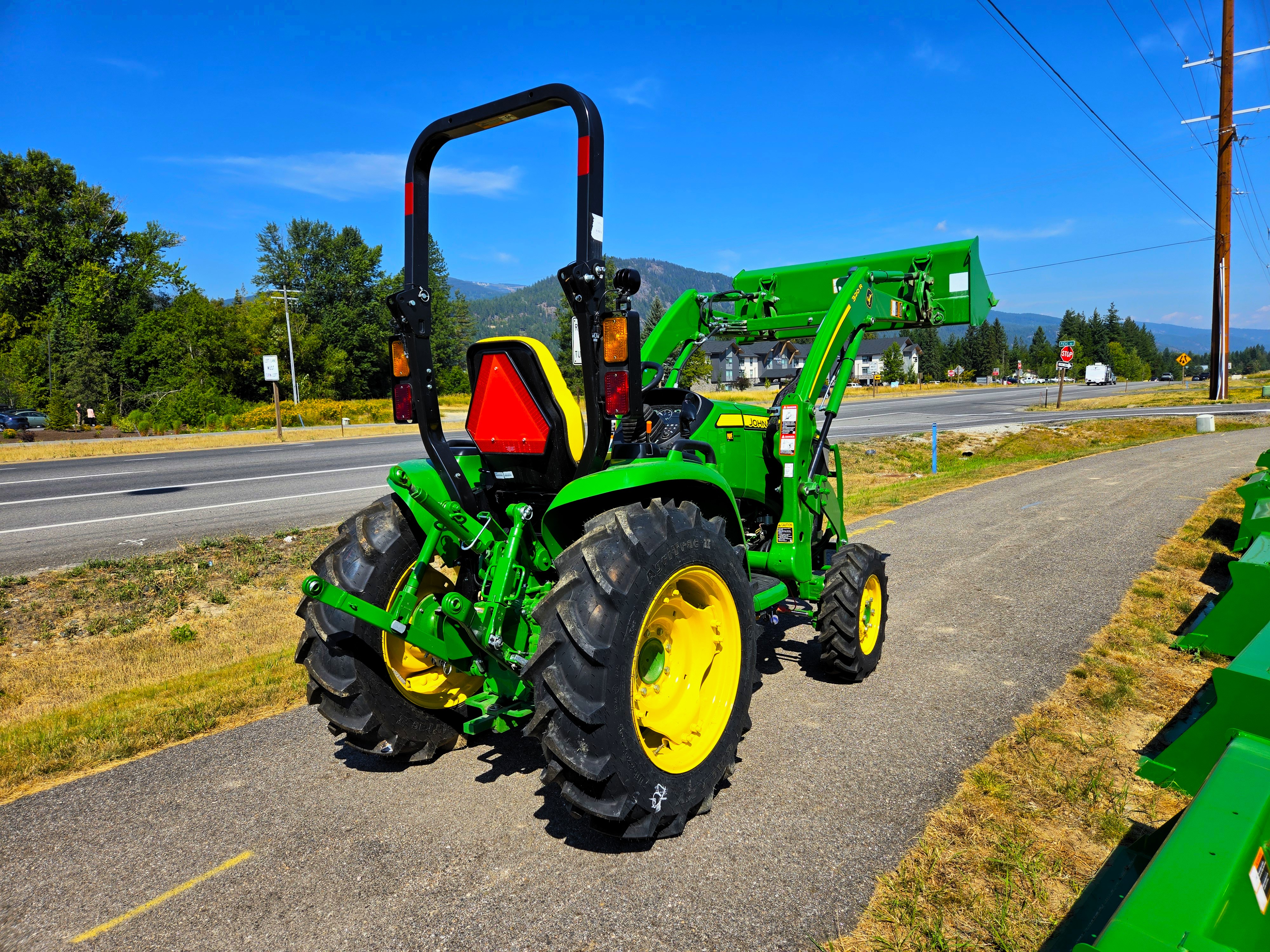 2023 John Deere 3033R
