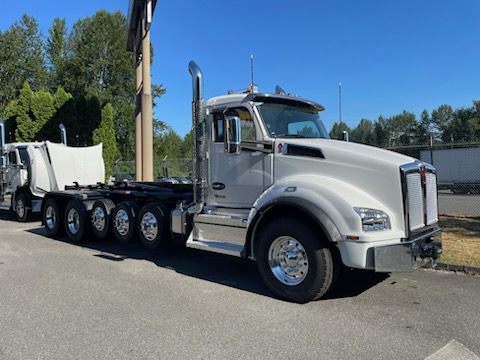 2025 Kenworth T880