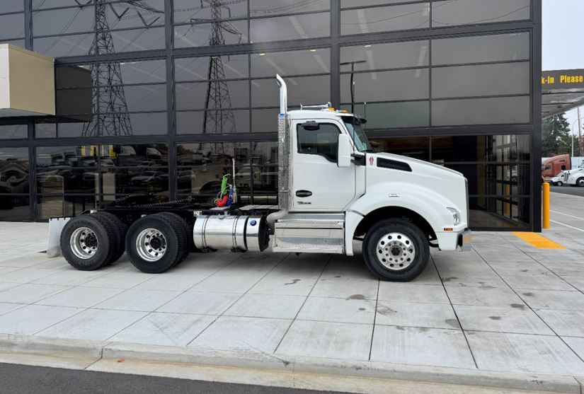 2025 Kenworth T880