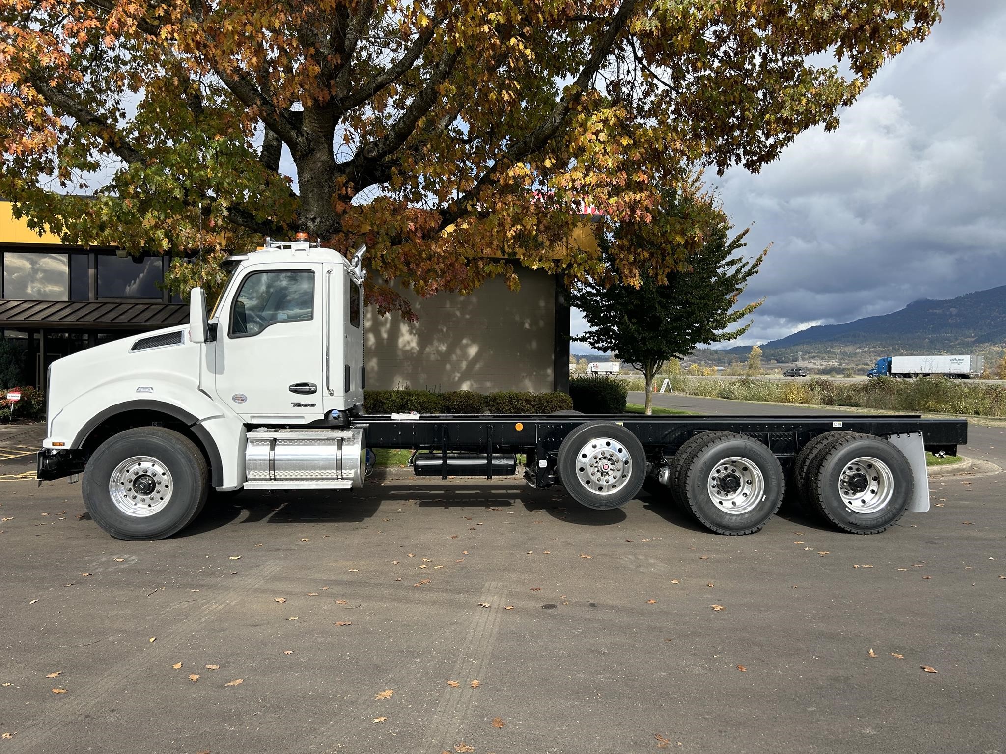 2024 Kenworth T880