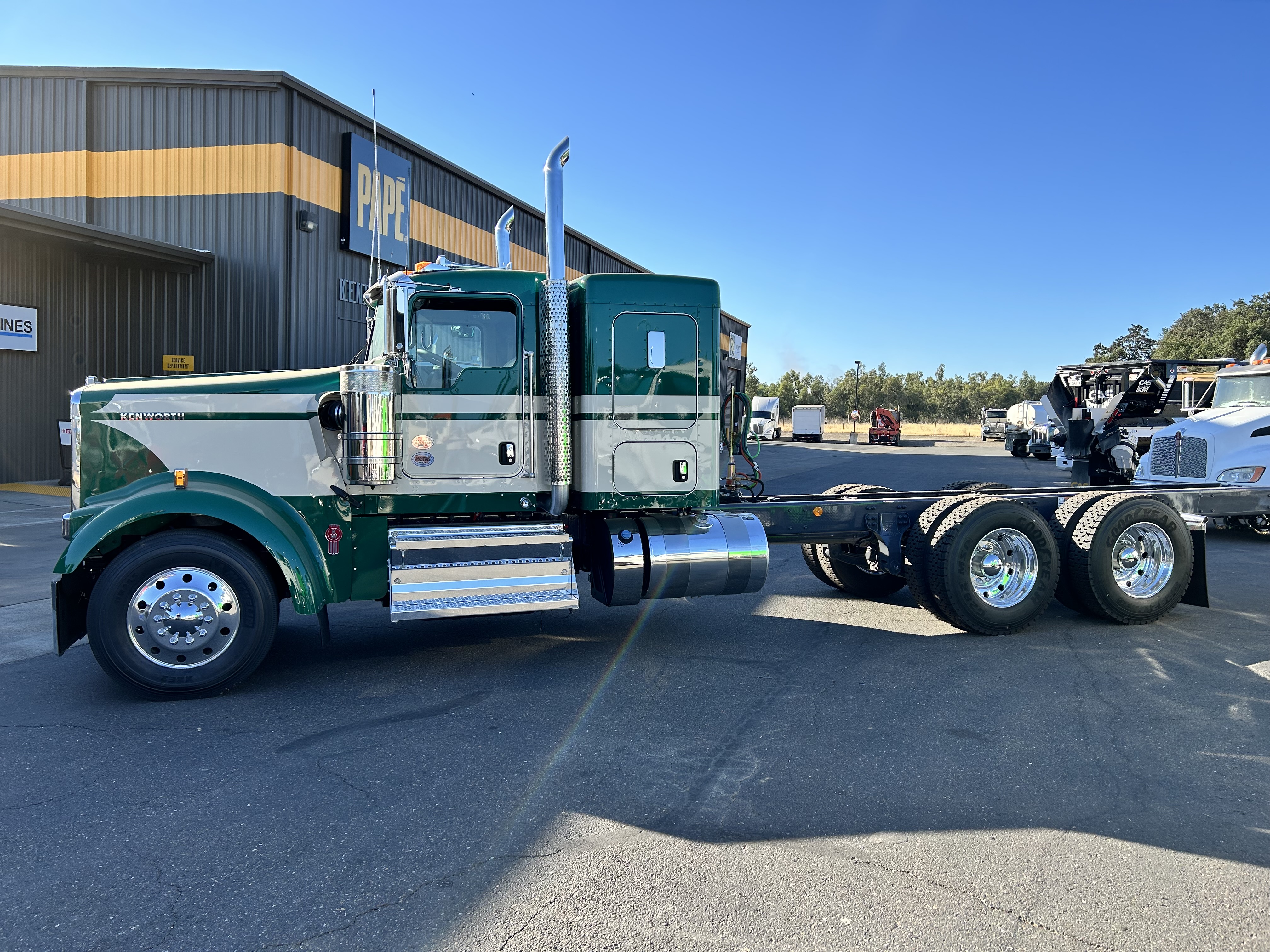 2025 Kenworth W900L