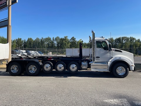 2025 Kenworth T880