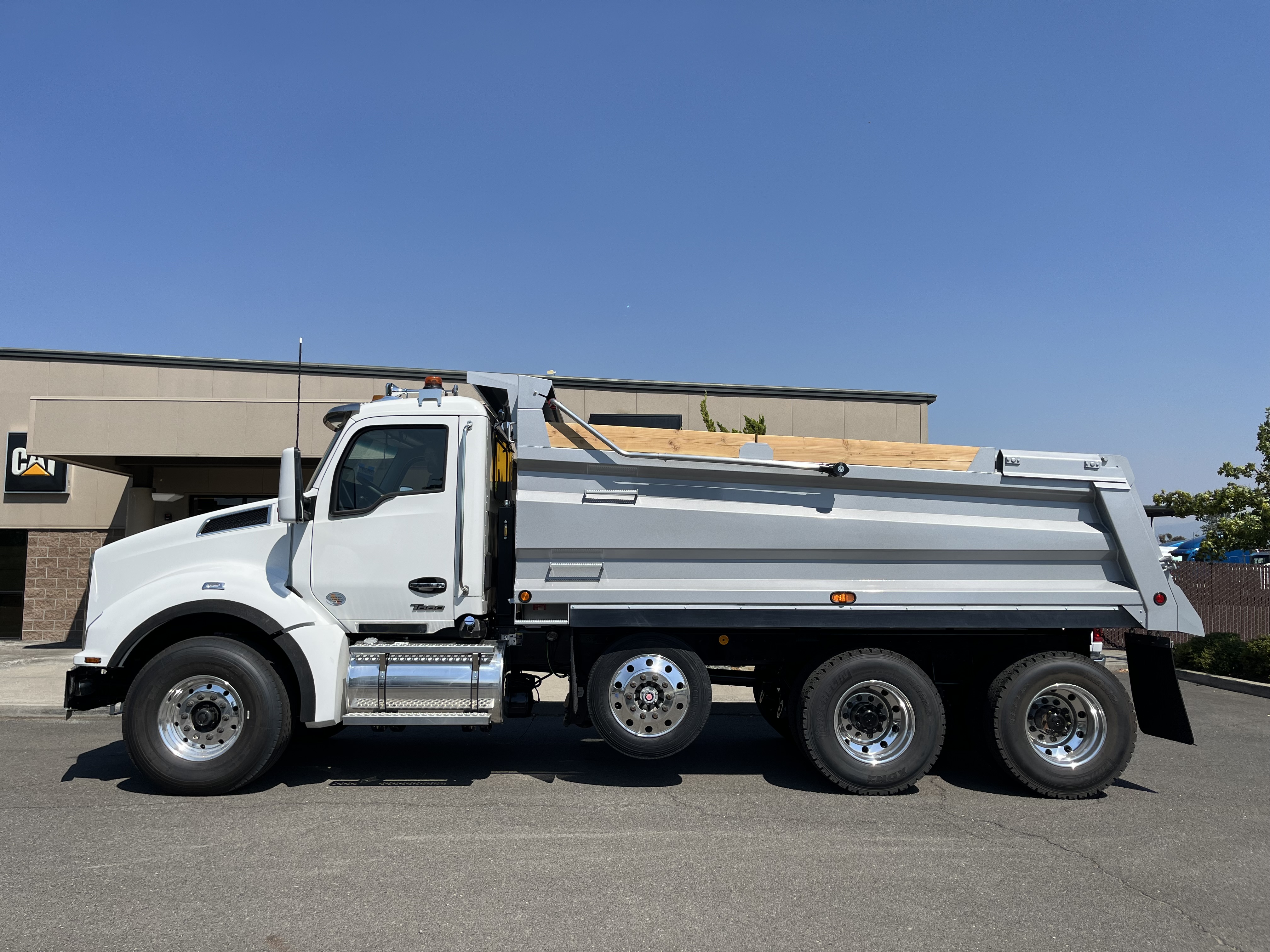 2024 Kenworth T880