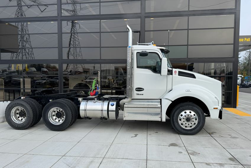 2025 Kenworth T880