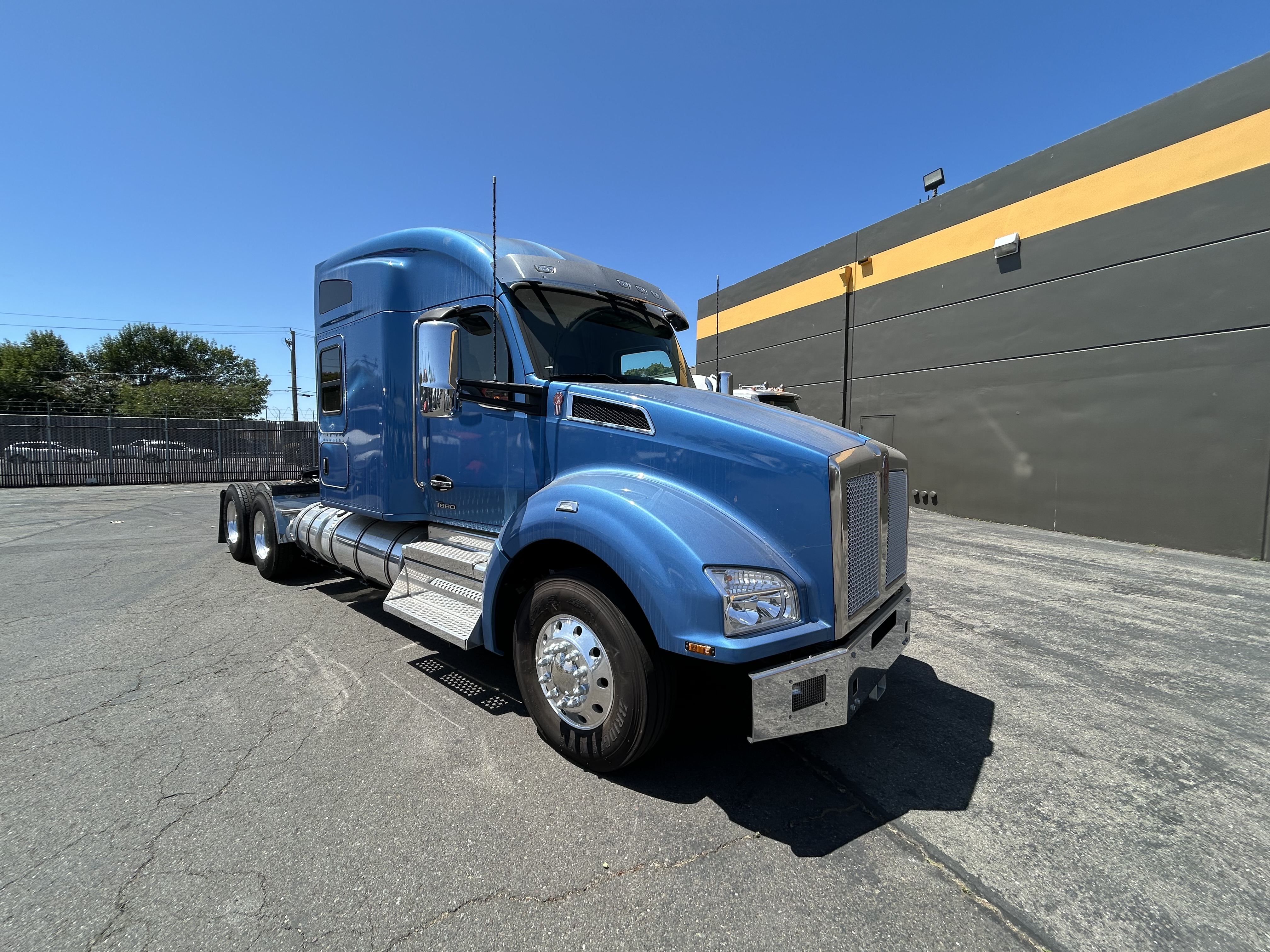 2024 Kenworth T880