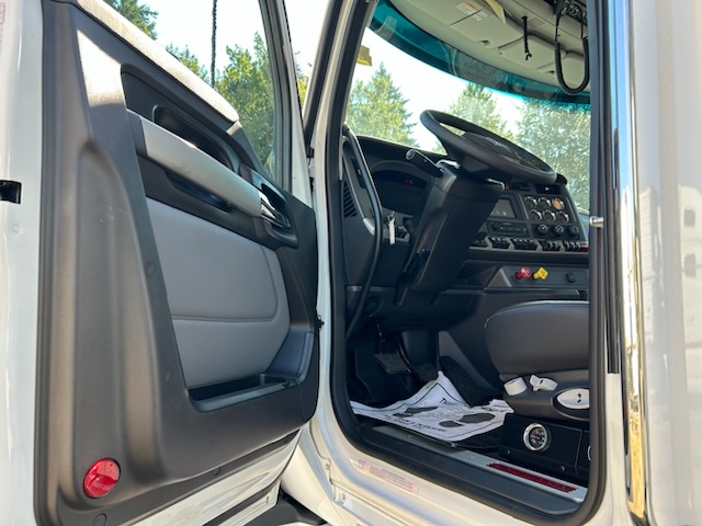 2025 Kenworth T880