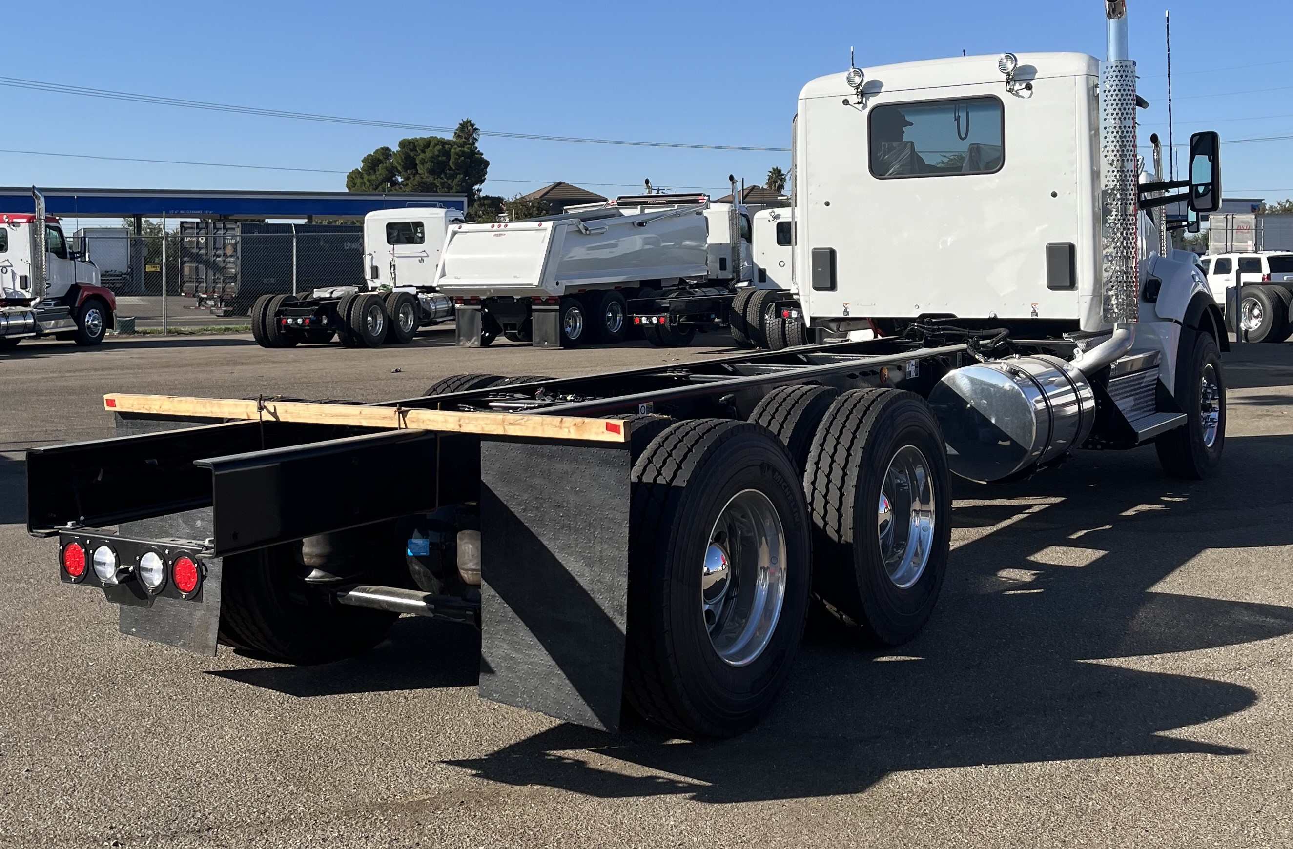 2025 Kenworth T880