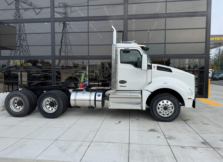 2025 Kenworth T880