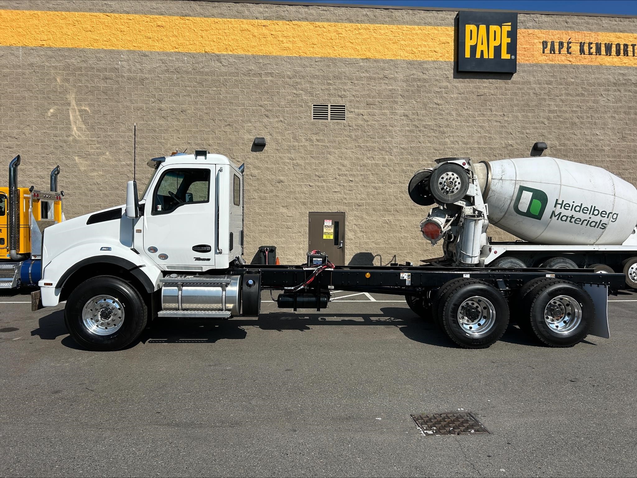 2025 Kenworth T880